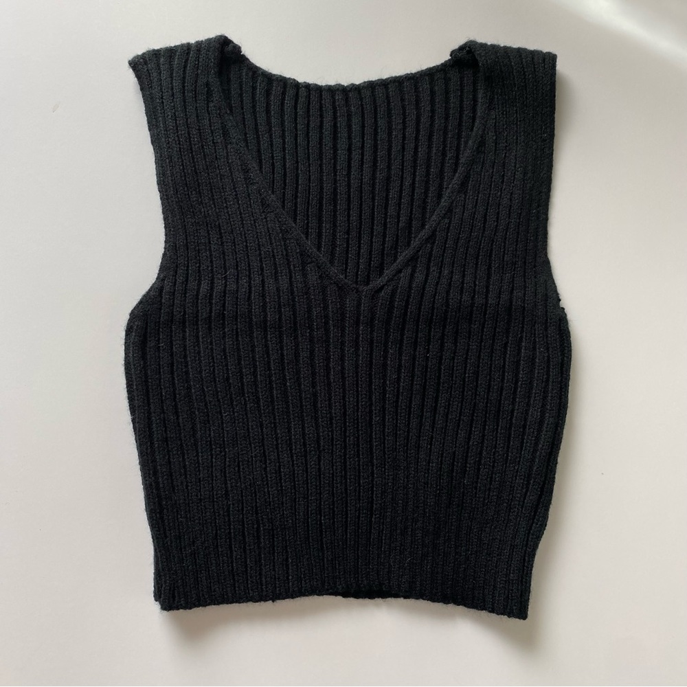 JORESS, BLACK SLEEVELESS TOP, CROP TOP, XS (2) V NECK